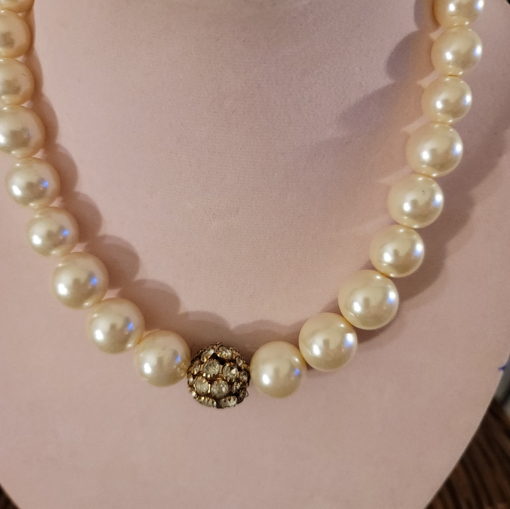 VINTAGE OLD FASHIONED 1985 LADIES FAUX PEARLS WITH JEWELED BALL - Picture 2 of 9